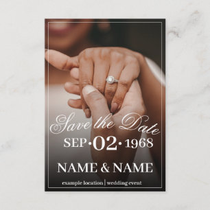 Tarjeta De Recepción Manos de una pareja de novios de color con anillo