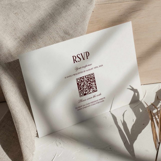 Tarjeta De Recepción Modern Retro Burgundy Wedding QR Code RSVP (modern retro burgundy qr code wedding response card, deep maroon classy wedding rsvp card )