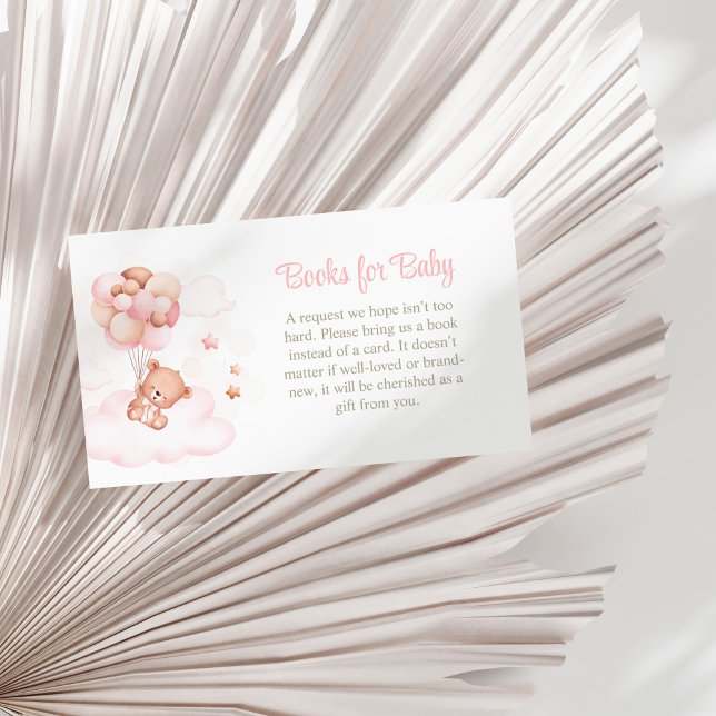 Tarjeta De Recepción Oso de peluche con globos rosados libros para bebé (Teddy Bear with Pink Balloons Books for Baby Enclosure Card on a white palm leaf.)