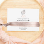Tarjeta De Recepción Portadora de escrunchie<br><div class="desc">Coloque una raspadura o corbata de pelo alrededor de la tarjeta para una manera adorable y útil de agradecer a sus damas de honor.</div>