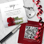 Tarjeta De Recepción Romántico Red Rose Wedding RSVP Código QR<br><div class="desc">Esta tarjeta de gabinete está diseñada para facilitar a sus huéspedes el acceso a RSVP en línea. Incluye un código QR de personalizable para un análisis sencillo, así como espacio para la URL de tu sitio web y una nota corta. El diseño es elegante, con una sola rosa roja sobre...</div>