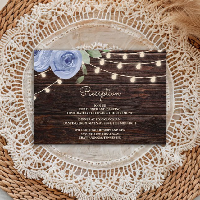 Tarjeta De Recepción Rustic Wood String Luces Periwinkle Blue Floral (Dusty blue watercolor floral and string lights on rustic wood wedding reception enclosure card)