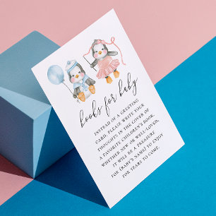 Tarjeta De Recepción Trae un libro para el bebé. Pingüino lindo de colo