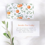 Tarjeta De Recepción Un poco cursi Naranja Citrus Baby Shower<br><div class="desc">Una tarjeta de gabinete que coincide con nuestra colección de Baby Shower A Little Cutie Naranja Citrus. Este diseño presenta una tipografía moderna. Las cartas se revierten a un patrón de acuarela y naranjas dibujados a mano, floración naranja y hojas verdes. Esta tarjeta se puede usar para los detalles del...</div>