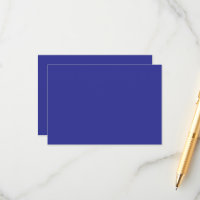 una pared azul con un reloj