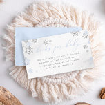 Tarjeta De Recepción Winowflakes Boy Libros Baby Shower Para Bebé<br><div class="desc">Nuestra tarjeta de gabinete incluye "Books for Baby" en una elegante caligrafía azul. El fondo de las acuarelas grises y los falsos copos de nieve purpurinas plateados crean un marco encantador para que los clientes puedan participar en esta tradición lúdica.</div>