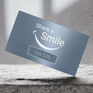 Tarjeta De Recomendación Dentista comparte una sonrisa en Dusty Blue Dental