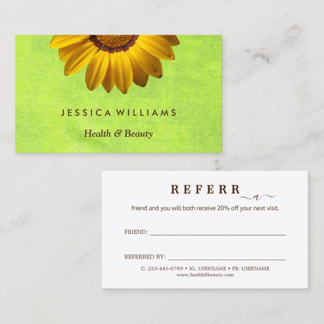 Tarjeta De Recomendación Flores amarillas en un abstracto monograma verde (Anverso / Reverso)