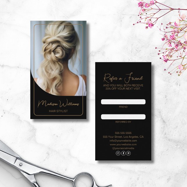 Tarjeta De Recomendación Hair Stylist moderno Photo Black and Gold (Hair Stylist Modern Photo Black and Gold Referral Card)