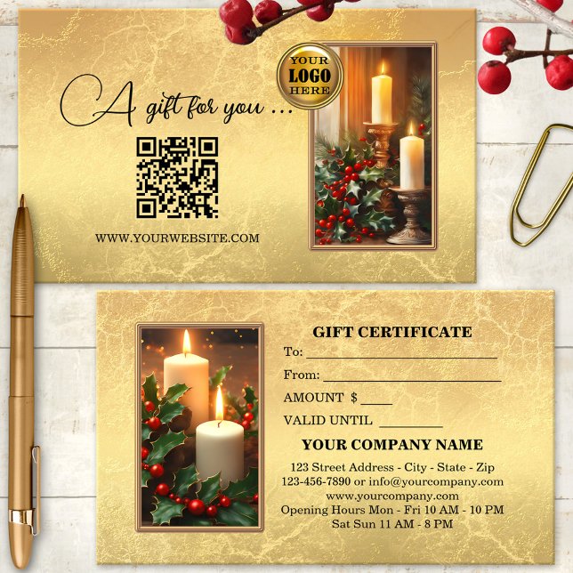 Tarjeta de regalo Clásica para Navidades de Oro Ca (A festive gift certificate featuring a classic Christmas design in gold with candles and holly)