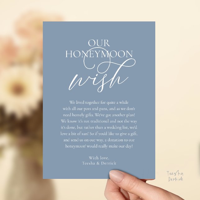 Tarjeta de regalo de fondo para deseo de luna de m (Elegant Script Honeymoon Wish Cash Fund Enclosed Invitation Card in Dusty Blue)