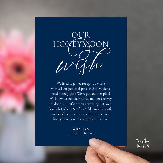 Tarjeta de regalo de fondo para deseo de luna de m (Elegant Script Honeymoon Wish Cash Fund Enclosed Invitation Card in Navy Blue)