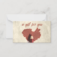 Tarjeta de regalo de pluma dibujada en el corazón