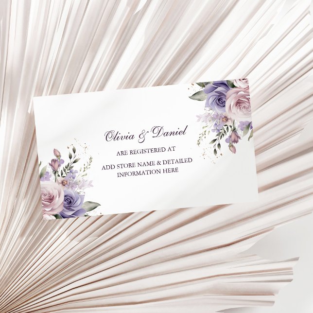 Tarjeta de registro de Bodas Boho Mauve y Lilac Fl (Boho Mauve and Lilac Flowers Wedding Registry Card on a sunny neutral dry palm leaf.)