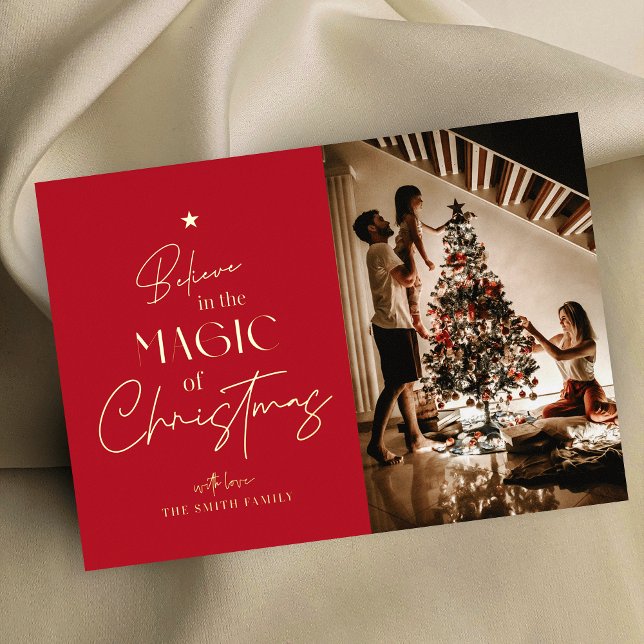 Tarjeta de Relieve metalizado fotográfico rojo de  (Family photo Christmas greeting card in red and gold foil)