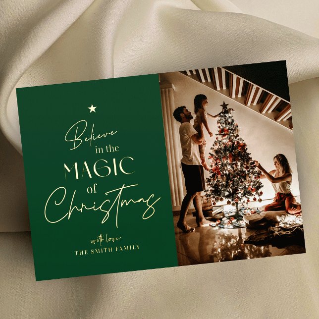 Tarjeta de Relieve metalizado fotográfico verde pa (Spread the festive cheer with custom photo holiday cards with gold foil & pine green background)