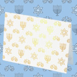 Tarjeta de Relieve metalizado Hanukkah Menorah<br><div class="desc">Celebrar ocho días y ocho noches del Festival de las Luces con tarjetas Hanukkah y regalos. El festival de las luces está aquí. Encienda la menorah, juegue con el dreidel y festín sobre los lagos y los suganiots. Celebra el espíritu de Hanukkah con amigos, familia y seres queridos deseándoles Feliz...</div>