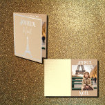 Tarjeta de Relieve metalizado Noel a Paris no3<br><div class="desc">Una alegre tarjeta de estilo beige y plateado Noel con cuatro secciones de diseño diferentes. Una es una impresión a todo color dentro de la tarjeta. Una pequeña dama está vestida con una gorra y un abrigo de piel beige. Satisfecho por un asiento en París. ¡A lo lejos está la...</div>