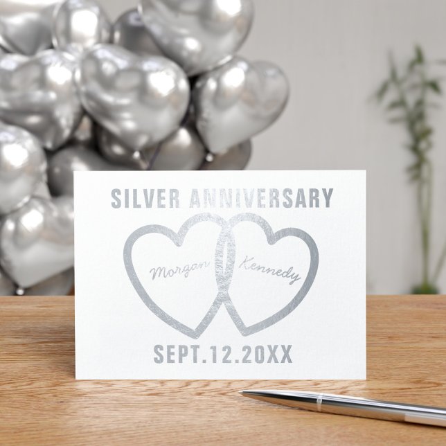 Tarjeta de Relieve metalizado plateado del 25° Ani (25th Wedding Anniversary Card with two entwined silver hearts waiting for your to add their names)