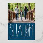 Tarjeta de Relieve metalizado plateado fotográfico<br><div class="desc">Verdadera letra de mano de Relieve metalizado "Shalom" con foto de paisaje en la parte superior. El color de la zona blanca es el personalizable y el reverso. Elija el color de su Relieve metalizado: oro, oro plateado o rosa, y color de fondo. Añade más fotos al fondo o escribe...</div>