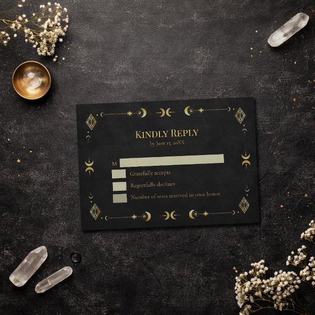Tarjeta de respuesta Celestial Gothic Negro y Dora (Celestial Gothic Black and Gold RSVP Card on an elegant dark table with dry flowers and crystals)