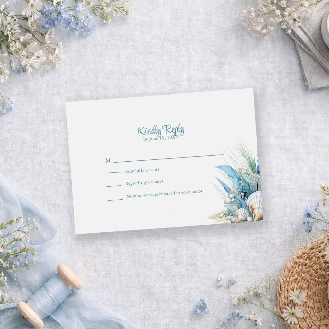 Tarjeta de respuesta de boda Boho Blue Floral Beac (Boho Blue Floral Beach and Shell Wedding RSVP Card on a romantic table with dusty blue flowers)