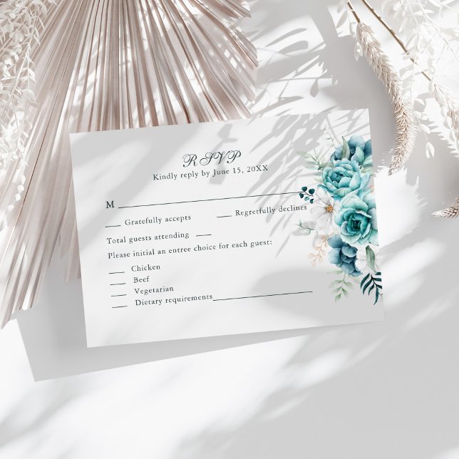 Tarjeta de Respuesta de Boda Botánica de Flor Silv (Teal and Off-White Wildflowers Wedding RSVP Card on a sunny table with boho neutral dry botanicals)