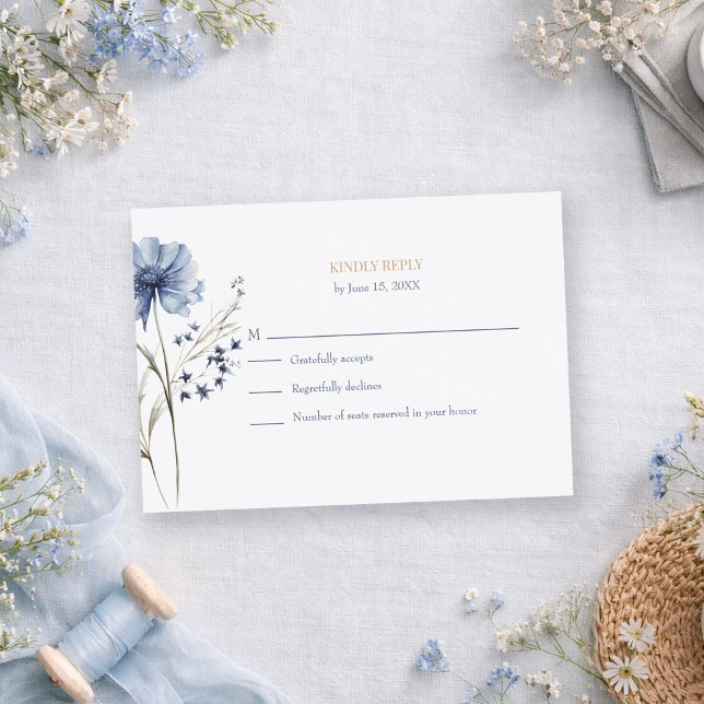 Tarjeta de respuesta de boda botánica Hydrangea Ch (Blue Wildflower Garden RSVP with Botanical Back on a romantic table with dusty blue tiny wildflowers)