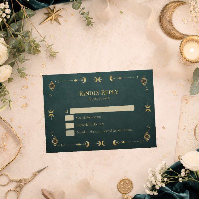 Tarjeta de respuesta de boda Celestial Gótico Verd (Celestial Gothic Dark Teal Wedding RSVP Card on a table with golden celestial decor and flowers)