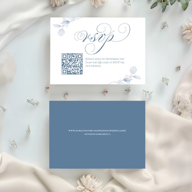 Tarjeta de respuesta de boda con código QR de guió (Dusty blue calligraphy RSVP card with QR code and soft floral accents)