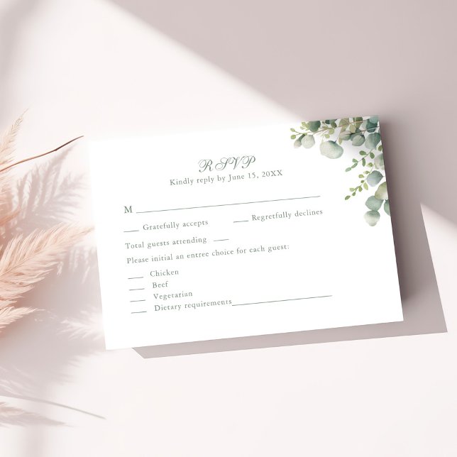 Tarjeta de Respuesta de Boda con Eucalipto de Gree (Modern Greenery Eucalyptus Wedding RSVP Card on a sunny table with dry botanicals)