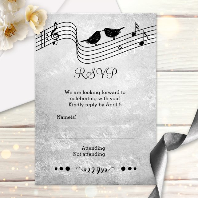 Tarjeta de respuesta de boda con tema musical en b (RSVP card featuring love birds singing on music style wires with notes)