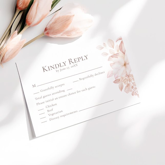 Tarjeta de Respuesta de Boda de Rosas Blancas y Ro (Romantic White and Pink Roses Wedding RSVP Card on a sunny table with pale pink flowers.)