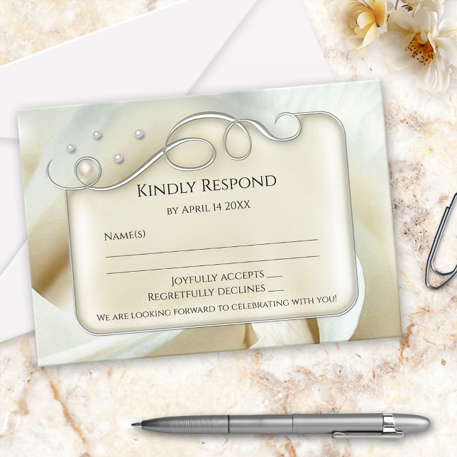 Tarjeta de respuesta de boda elegante de perla de  (RSVP card featuring artistic silver floral swirls and tiny pearls on a chic ivory cream colored rose)