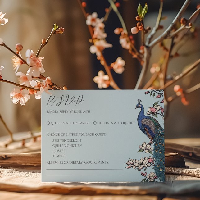 Tarjeta de respuesta de pavo real azul chic (Elegant Blue RSVP Card. Hand Drawn Illustration of Peafowl Peacock on Magnolia Tree Branch in Bloom)