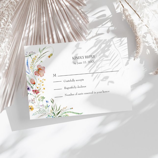 Tarjeta de Respuesta para Boda de Pradera de Flore (Colorful Wildflower Meadow Wedding RSVP Card on a sunny table with boho neutral dry botanicals)
