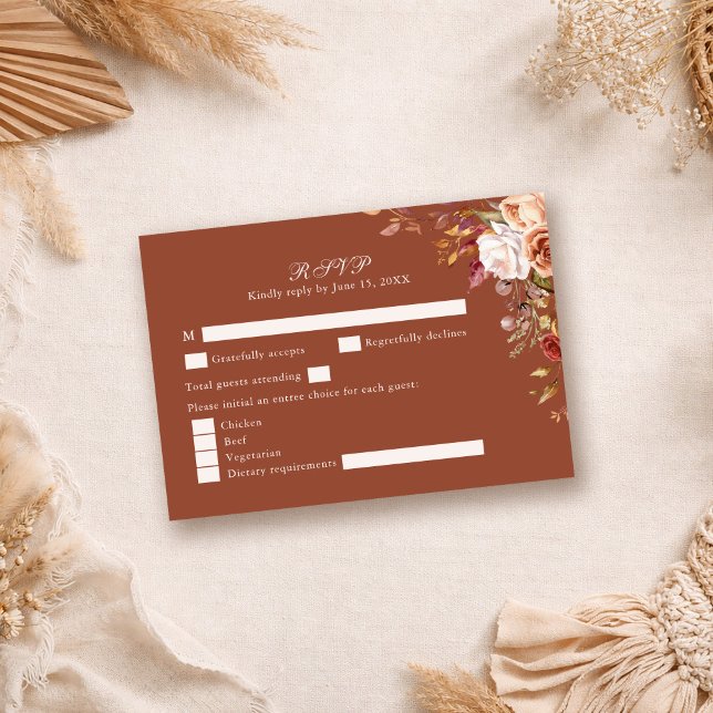Tarjeta de respuesta para boda floral de terracota (Terracotta Burnt Orange Floral Wedding RSVP Card on a neutral boho table)