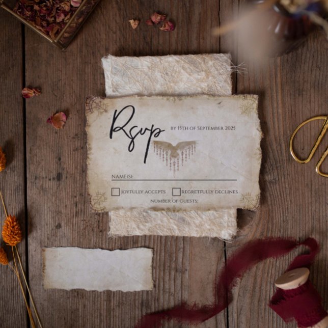Tarjeta de respuesta única de Boda de vídeo (Viking inspired wedding RSVP card in rustic style rested on a wooden background)