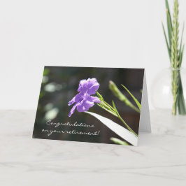 Tarjeta de retiro floral, sangre púrpura en luz so