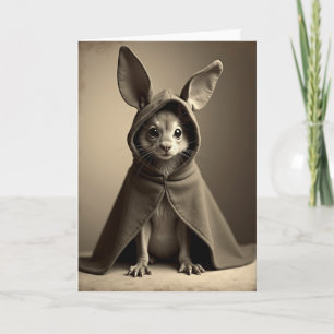 Tarjeta de retrato de criatura adorable con capuch