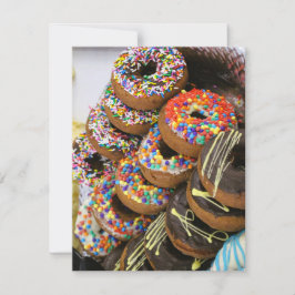 tarjeta de RSVP con donas en la parte frontal
