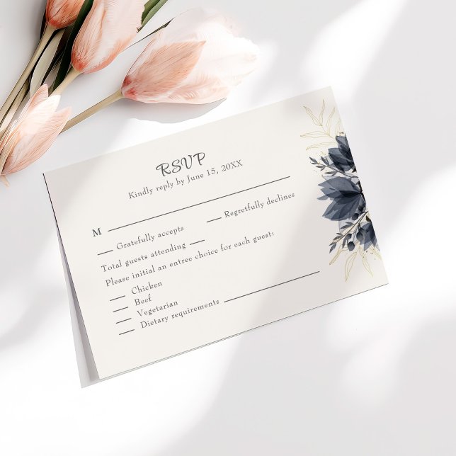 Tarjeta de RSVP de Boda con Flores Grises Suaves y (Gentle Gray Flowers Wedding RSVP Card with Menu on a sunny table with pale pink flowers.)
