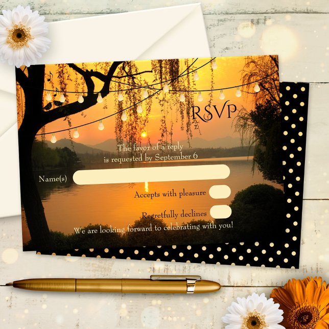 Tarjeta de RSVP de Boda con Luces de Cadenas en el (Wedding RSVP card with string lights on a tree overlooking the water at sunset)