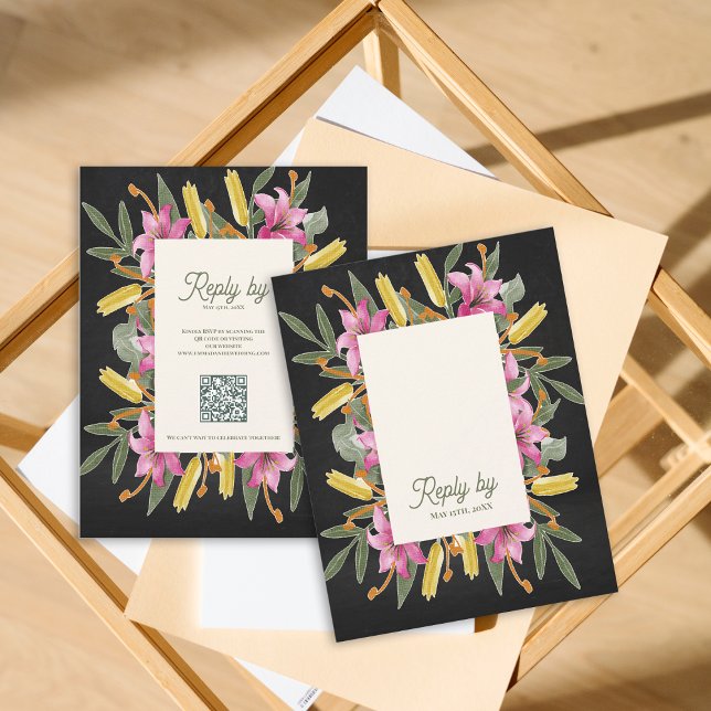Tarjeta de RSVP de Boda Lily Blush Malhumorado con (Moody Blush Lily Wedding RSVP Card with QR Code | Elegant Black Floral Botanical Reply Card)