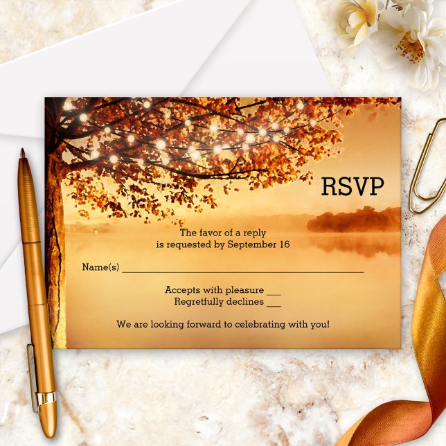 Tarjeta de RSVP de Bodas de Otoño con Luces de Cad (A romantic fall wedding RSVP card with string lights on a tree overlooking the water.)