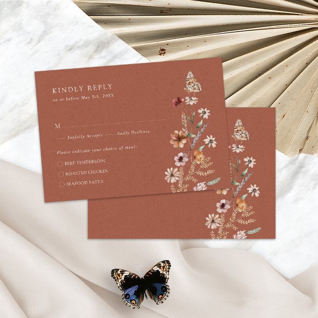 Tarjeta de RSVP de Terracota Rústica Boho (Terracotta Rustic Boho Floral RSVP Card with Butterfly by Painted Paperie
)
