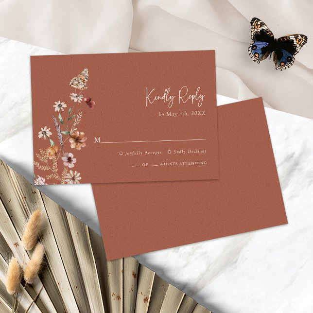 Tarjeta de RSVP floral de terracota boho (Boho Terracotta Floral RSVP Card with Butterfly by Painted Paperie
)