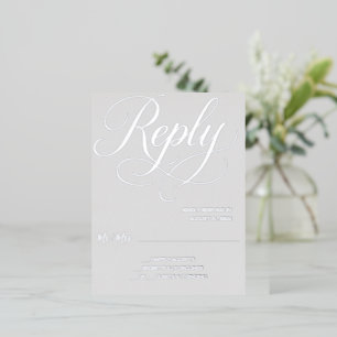 Tarjeta de RSVP gris con hoja de plata