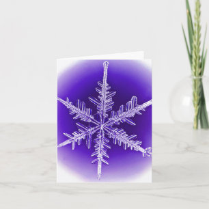 Tarjeta de saludo con copo de nieve morado y blanc