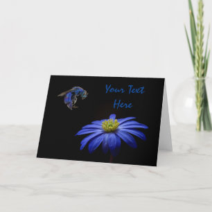 Tarjeta de saludo de abeja azul aterrizando en mar